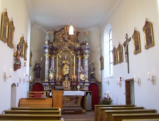 Foto vom Altarraum in St. Ulrich in Sallach