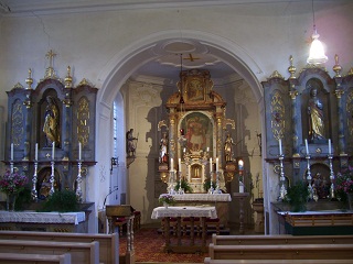 Foto vom Altarraum in St. Quirin in Staudheim