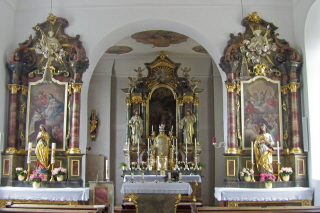 Foto vom Altarraum in St. Richard in Otting