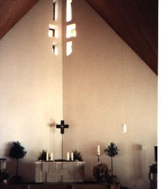 Foto vom Altar der evang. Versöhnungskirche in Wallerstein