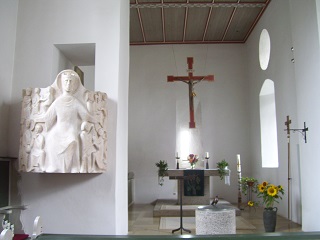 Foto vom Altarraum in St. Maria und Anna in Wörnitzostheim