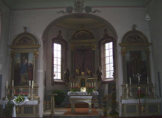 Foto vom Altarraum in St. Peter und Paul in Ellhofen
