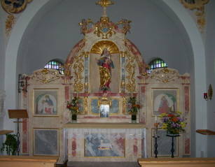 Foto vom Altarraum der Nadenbergkapelle in Lindenberg