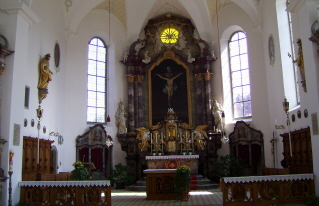 Foto vom Altarraum in St. Nikolaus und Severin in Opfenbach