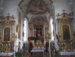 Foto vom Altarraum in Mariä Schmerzen in Waalhaupten