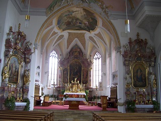 Foto vom Altarraum in St. Martin in Obergünzburg