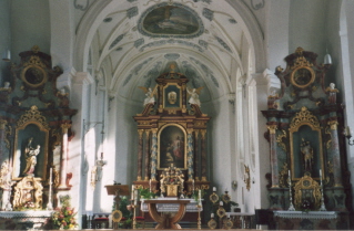 Foto vom Altar der Kirche Zu den fünf Wunden Christi in Rieden am Forgensee