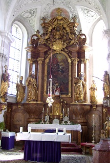 Foto vom Altarraum in Mariä Himmelfahrt in Epfenhausen