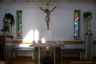 Foto vom Altarraum der ökumenischen Friedenskapelle St. Josef in Obermeitingen