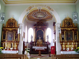 Foto vom Altarraum in St. Peter und Paul in Ludenhausen