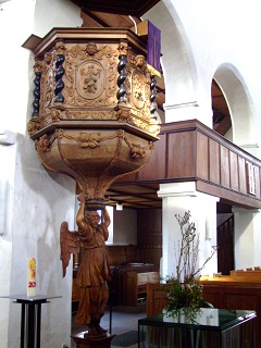 Foto vom evang. Altar mit Kanzel in St. Martin in Langenau