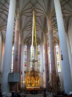 Foto vom Altarraum in St. Martin in Lauingen