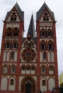 Foto der Westfassade vom Dom zu Limburg
