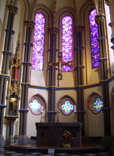 Foto vom Altarraum in St. Marien in Linz am Rhein