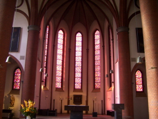 Foto vom Altarraum der Probsteikirche Herz Jesu in Lübeck