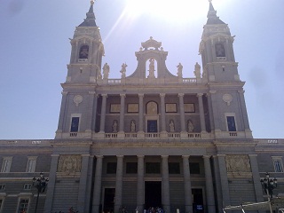 Foto der Almudena-Kathedrale in Madrid