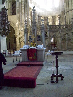 Foto von Altar und Kanzel im Magdeburger Dom