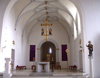 Foto vom Altarraum in St. Peter in Manching