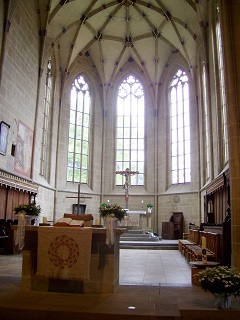 Foto vom Altarraum in der Alexanderkirche in Marbach