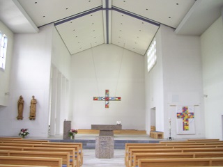 Foto vom Altarraum in Zur Heiligen Familie in Marbach