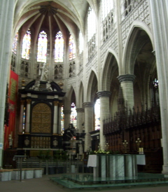 Foto vom Altarraum in St. Romuald in Mechelen