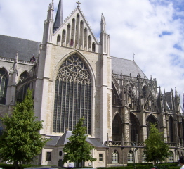 Foto vom Eingangsportal von St. Romuald in Mechelen