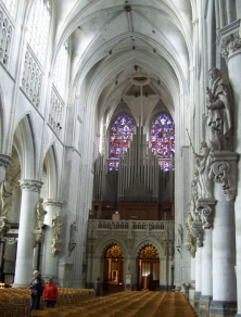 Foto von Langhaus mit Orgel in St. Romuald in Mechelen
