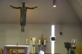 Foto vom Altarraum der Kapelle im Christkönigs-Institut