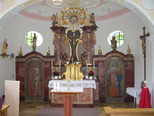 Foto vom Altarraum in Heilig-Kreuz in Kühlental