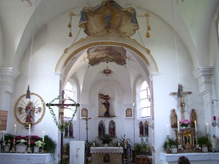 Foto vom Altarraum in St. Georg in Eresried