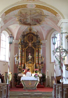 Foto vom Altar in St. Peter und Paul in Hausen