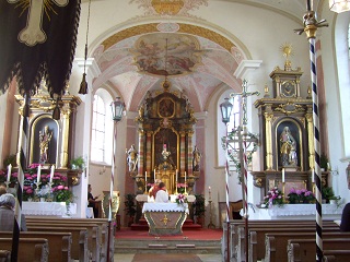Foto vom Altarraum in St. Peter und Paul in Hausen