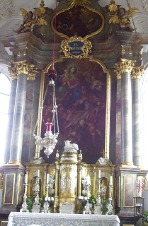 Foto vom Altar in St. Martin in Merching