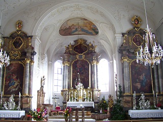 Foto vom Altarraum in St. Martin in Merching