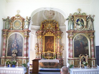 Foto vom Altarraum in St. Franziskus in Mering