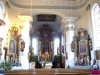Foto vom Altarraum in St. Johannes Baptist in Schmiechen