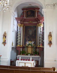 Foto vom Altarraum in der St.-Anna-Kapelle in Siebnach