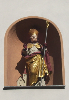 Foto der Wolfgangsfigur über dem Eingang von St. Wolfgang in Allersberg