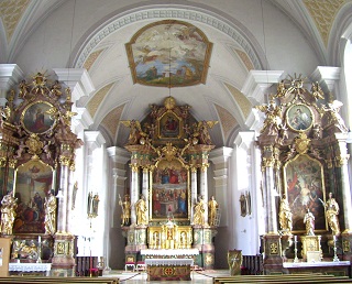 Foto vom Altarraum in Mariä Geburt in Wartenberg