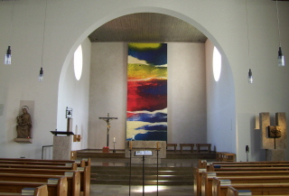 Foto vom Altarraum in Christi Himmelfahrt in München-Neutrudering