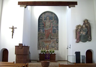 Foto vom Altarraum der Dreieinigkeitskirche in Bogenhausen