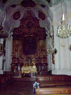 Foto vom Altarraum der Dreifaltigkeitskirche in München