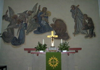 Foto vom Altarraum der Epiphaniaskirche in München-Allach