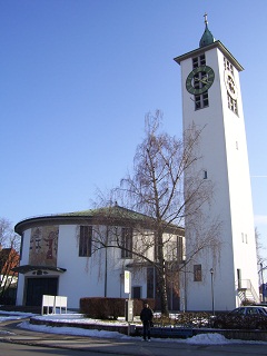 Foto der Fronleichnamskirche in München-Blumenau