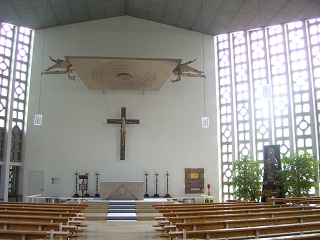 Foto vom Altarraum in Maria Immaculata in München-Harlaching