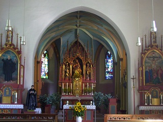 Foto vom Altarraum in Mariä Geburt in Pasing