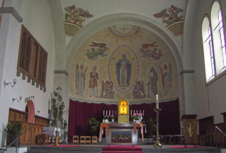 Foto vom Altarraum in Mariä Heimsuchung in München