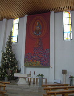 Foto vom Altarraum in Mariä Himmelfahrt in München-Allach