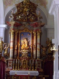 Foto vom Altar in St. Anna in München-Harlaching