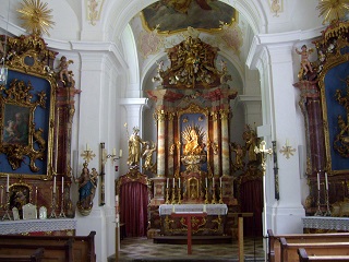 Foto vom Altarraum in St. Anna in München-Harlaching